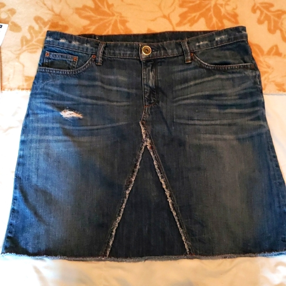 Distressed Banana Republic 100% cotton denim skirt. Really cute skirt 😍